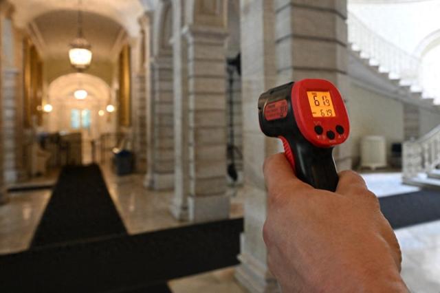 纽约市长敦促市民空调只开26℃	，市政厅却低达12℃