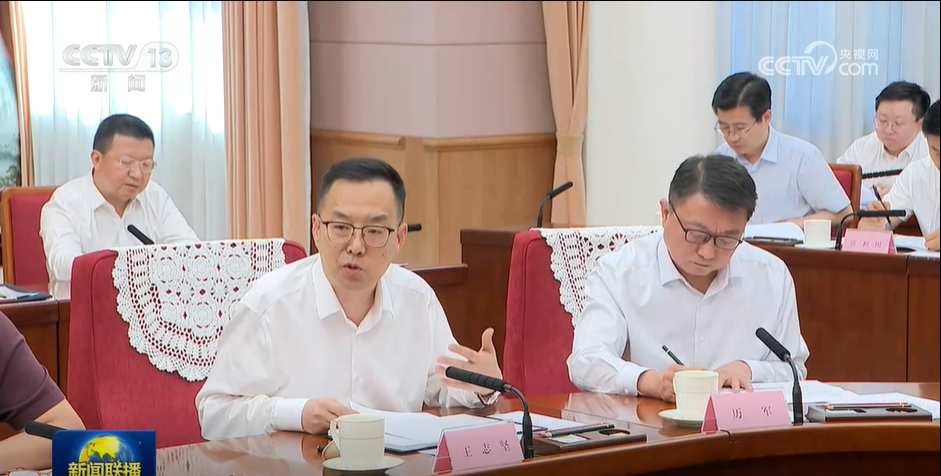李强今日下午主持召开经济形势专家和企业家座谈会，于东来等8人发言