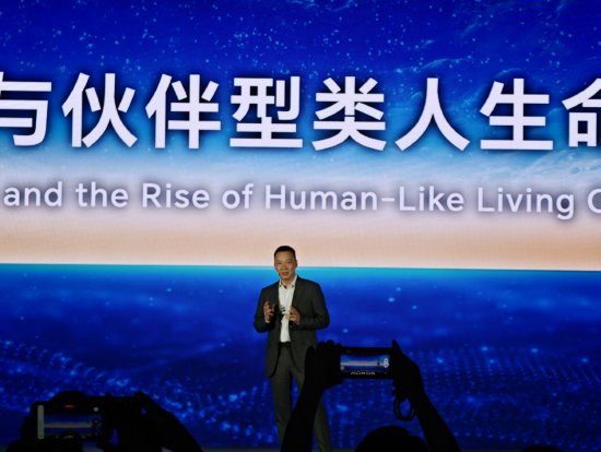 直击WAIC丨荣耀CEO李健：智能体操作系统将拥有基础生命特征、认知记忆系统	、自我意识和灵魂
