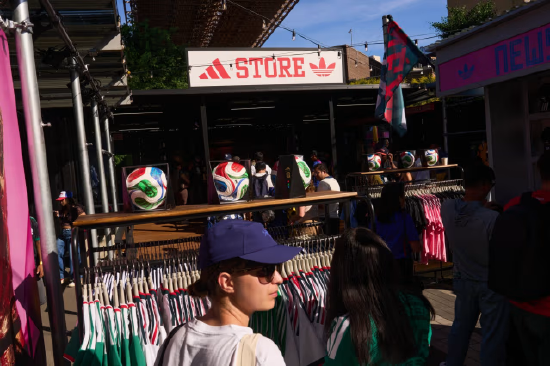 世界杯营销开支侵蚀利润，阿迪达斯股价暴跌18%